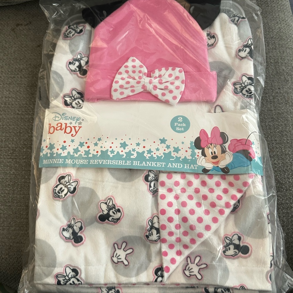Minnie Mouse reversible blanket and hat